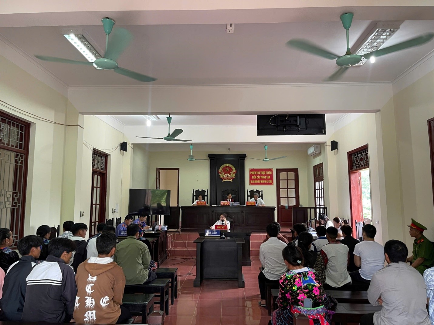 Xét xử vụ án “Gây rồi trật tự công cộng” do các bị cáo chủ yếu là người dưới 18 tuổi thực hiện tại khu vực Quảng trường nhân dân tỉnh Lai Châu