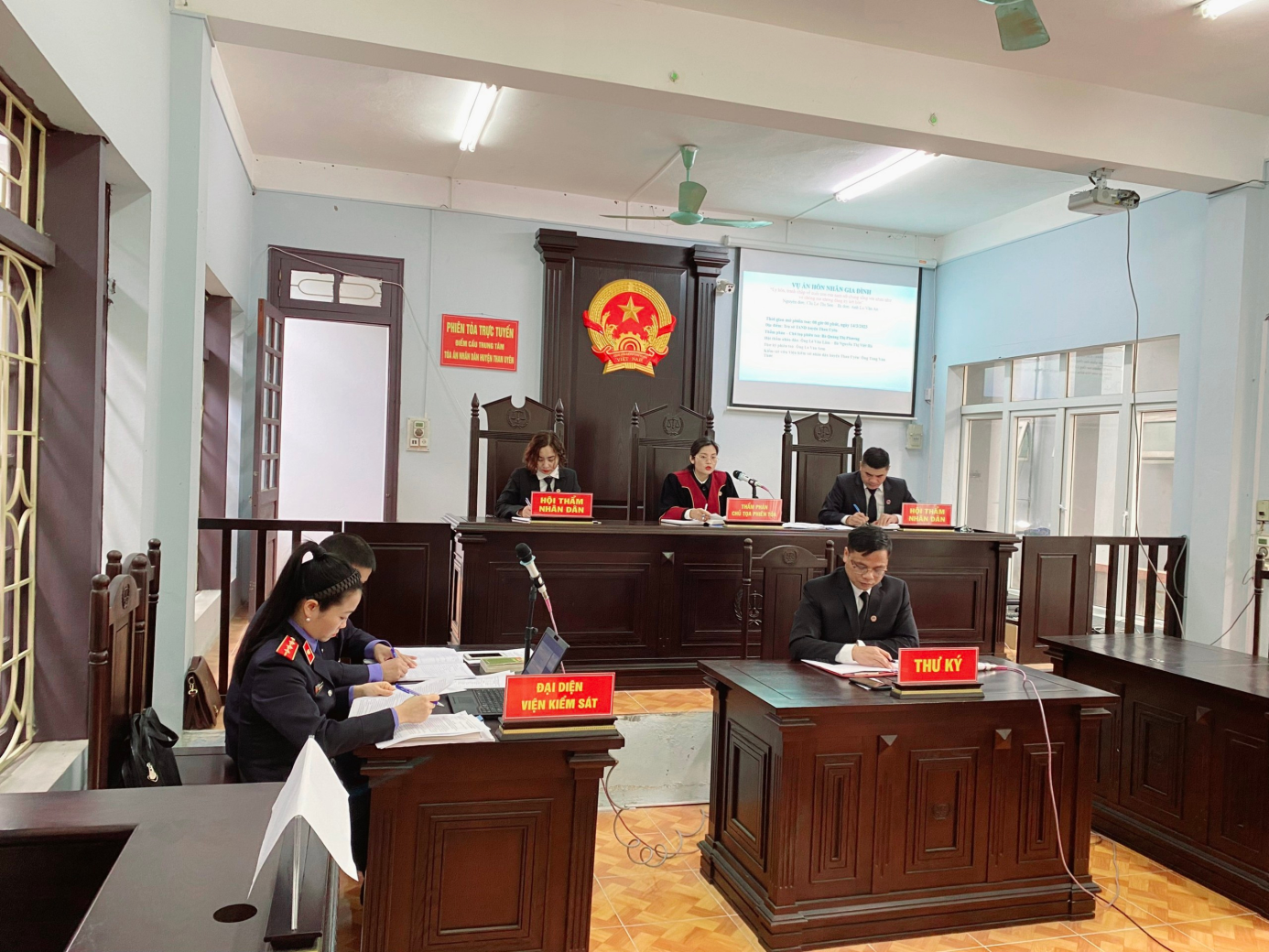 VKSND huyện Than Uyên phối hợp tổ chức phiên tòa xét xử rút kinh nghiệm vụ án hôn nhân gia đình theo tinh thần cải cách tư pháp