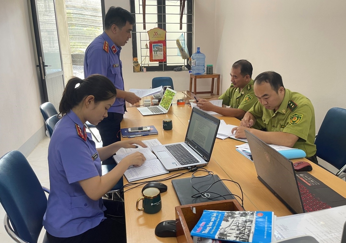 Trực tiếp kiểm sát công tác tiếp nhận, giải quyết nguồn tin về tội phạm đối với Hạt kiểm lâm huyện Nậm Nhùn.