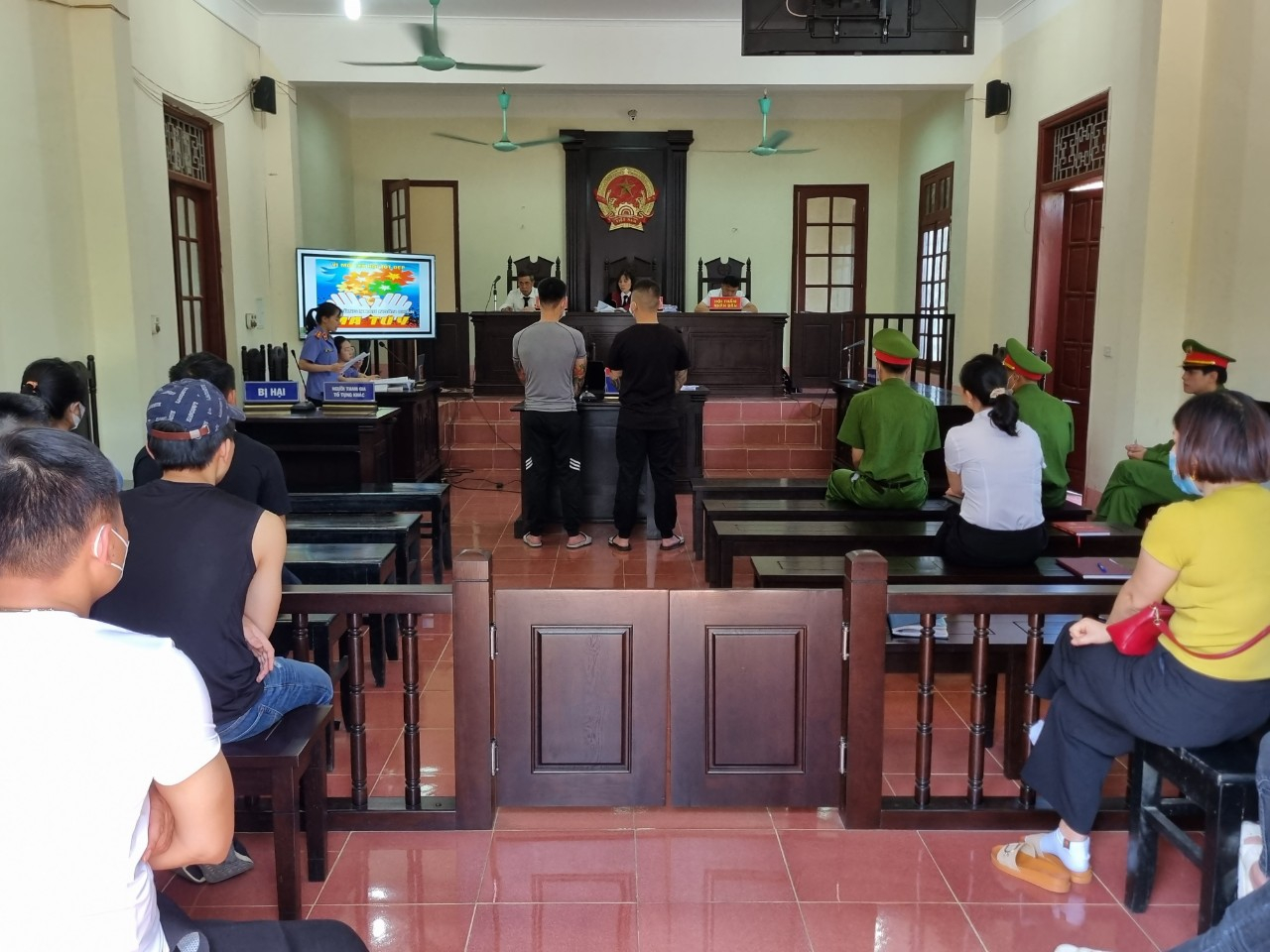 Tổ chức phiên tòa rút kinh nghiệm và thực hiện công bố tài liệu, chứng cứ bằng hình ảnh, dữ liệu điện tử tại phiên tòa