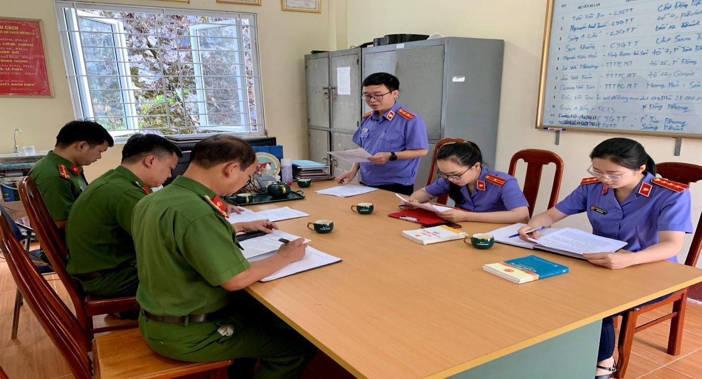 Trực tiếp kiểm sát việc tiếp nhận, giải quyết nguồn tin về tội phạm tại Cơ quan CSĐT Công an thành phố Lai Châu và Hạt kiểm lâm thành phố Lai Châu