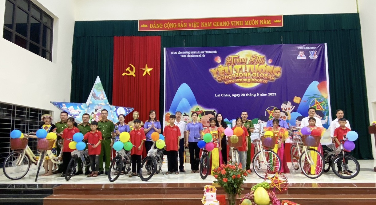 Chi đoàn VKSND tỉnh Lai Châu và Chi đoàn Phòng Cảnh sát điều tra tội phạm về ma túy Công an tỉnh Lai Châu phối hợp tặng quà cho các em tại Trung tâm bảo trợ xã hội tỉnh Lai Châu.