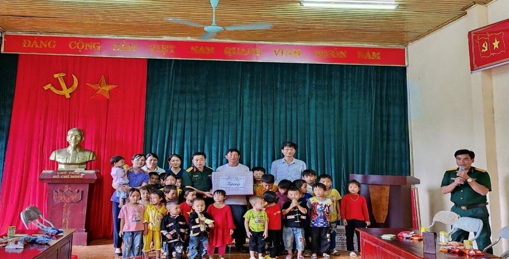 Chi bộ VKSND thành phố Lai Châu phối hợp tặng quà Trung thu tới các em thiếu nhi bản Căn Câu, xã Sùng Phài, thành phố Lai Châu