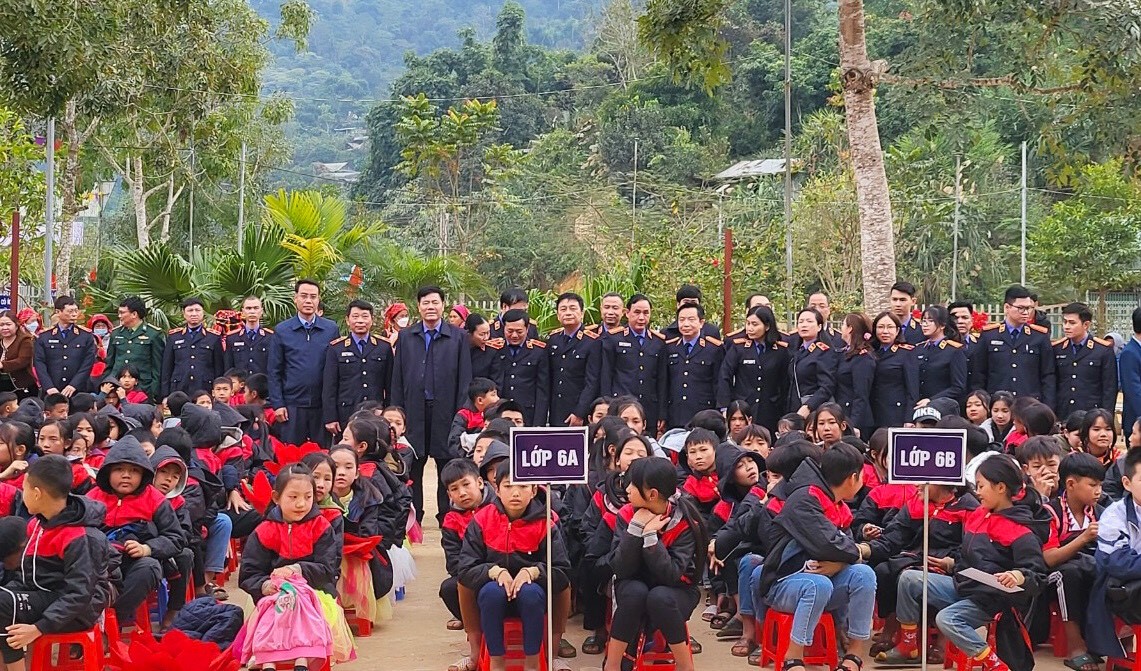 Viện kiểm sát nhân dân tỉnh Lai Châu phối hợp tổ chức các chương trình thiện nguyện tại xã Mù Cả, huyện Mường Tè