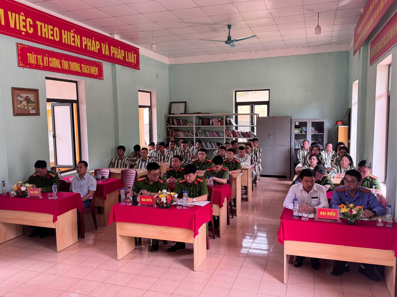 Lai Châu tổ chức công bố quyết định giảm thời hạn chấp hành án phạt tù cho các phạm nhân chấp hành án tại Trại tạm giam công an tỉnh Đợt 30/4/2025