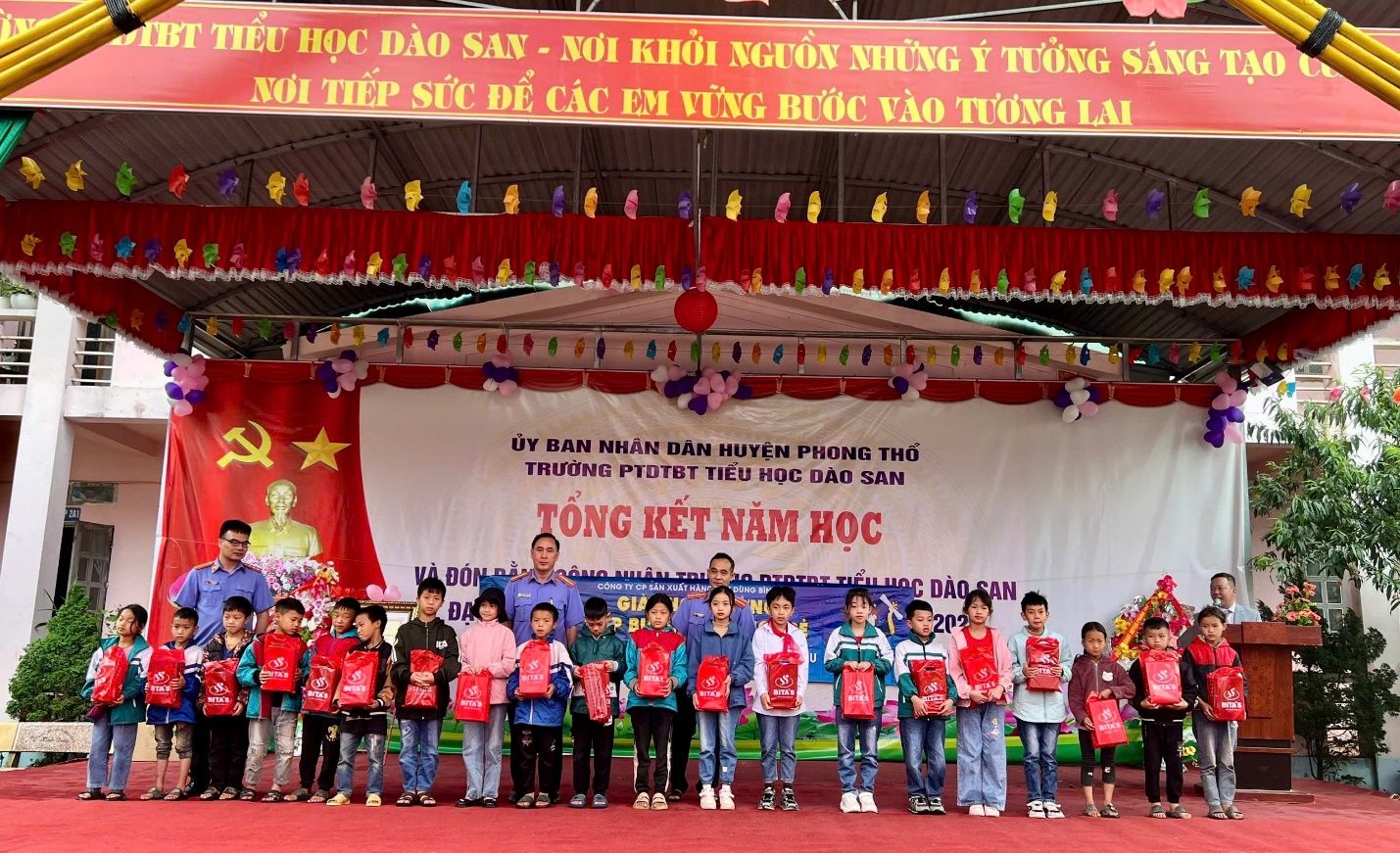 Lãnh đạo VKSND tỉnh dự Lễ công nhận trường chuẩn quốc gia mức độ I tại trường PTDTBT tiểu học Dào San và phối hợp cùng công ty Bita’s chi nhánh Lào Cai trao quà cho học sinh trường