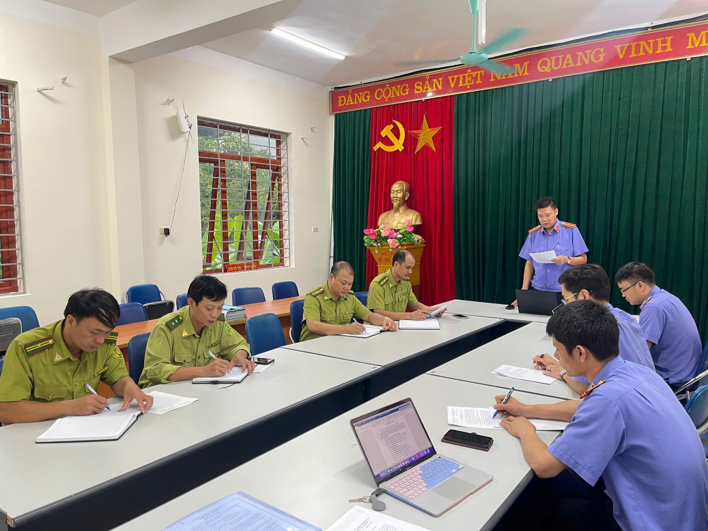 VKSND khu vực 1 - Lai Châu Trực tiếp kiểm sát việc tiếp nhận, giải quyết nguồn tin về tội phạm tại Hạt Kiểm lâm Tam Đường
