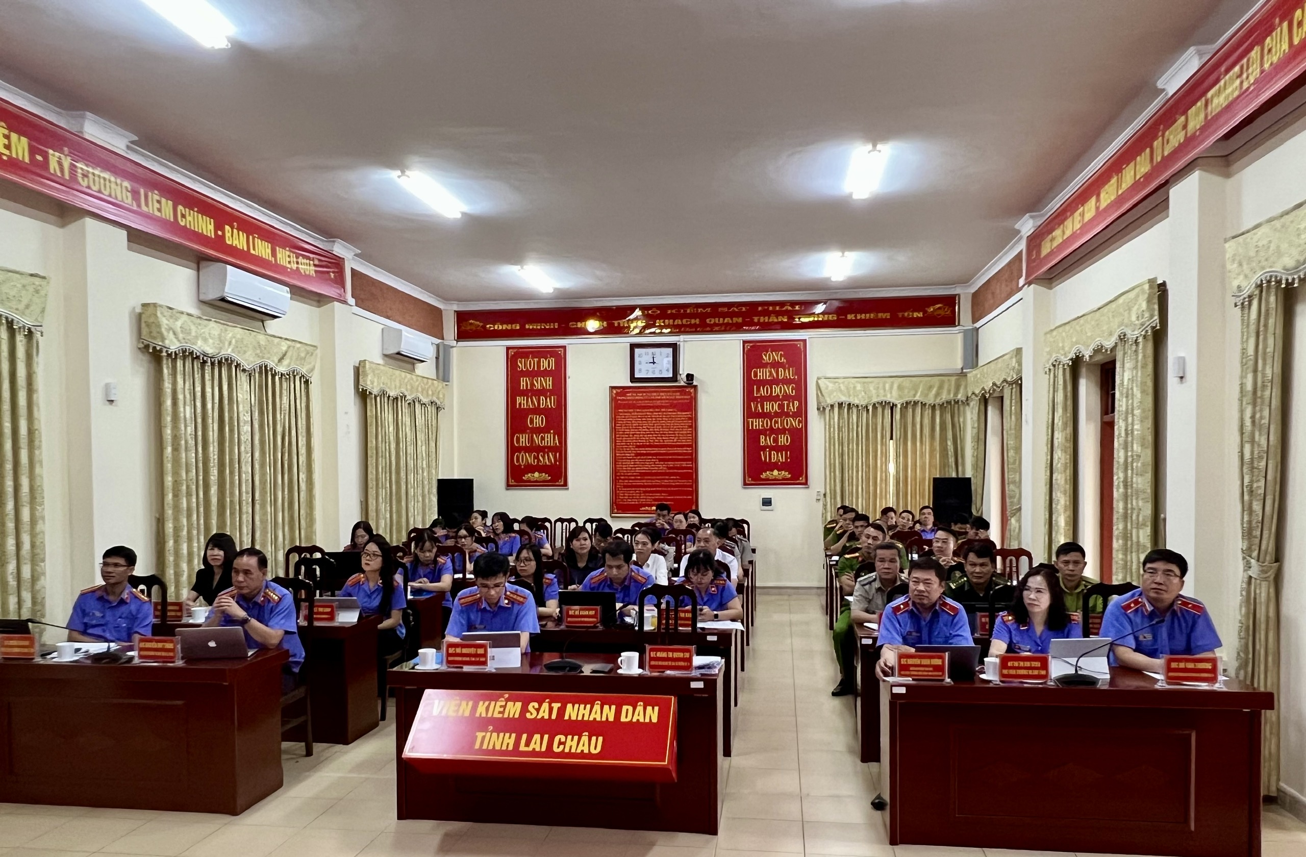 VKSND tỉnh Lai Châu phối hợp với Vụ Pháp chế VKSND tối cao và VKSND tỉnh Tuyên Quang tổ chức Hội nghị tập huấn các đạo luật mới năm 2025