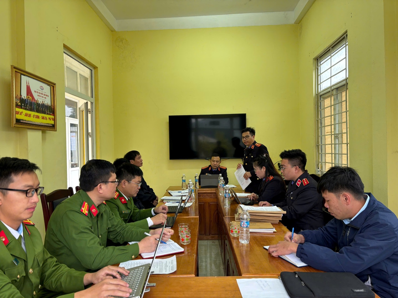 VKSND Khu vực 4 - Lai Châu kiểm sát trực tiếp việc tiếp nhận, phân loại, giải quyết nguồn tin về tội phạm tại Công an xã Mường Tè