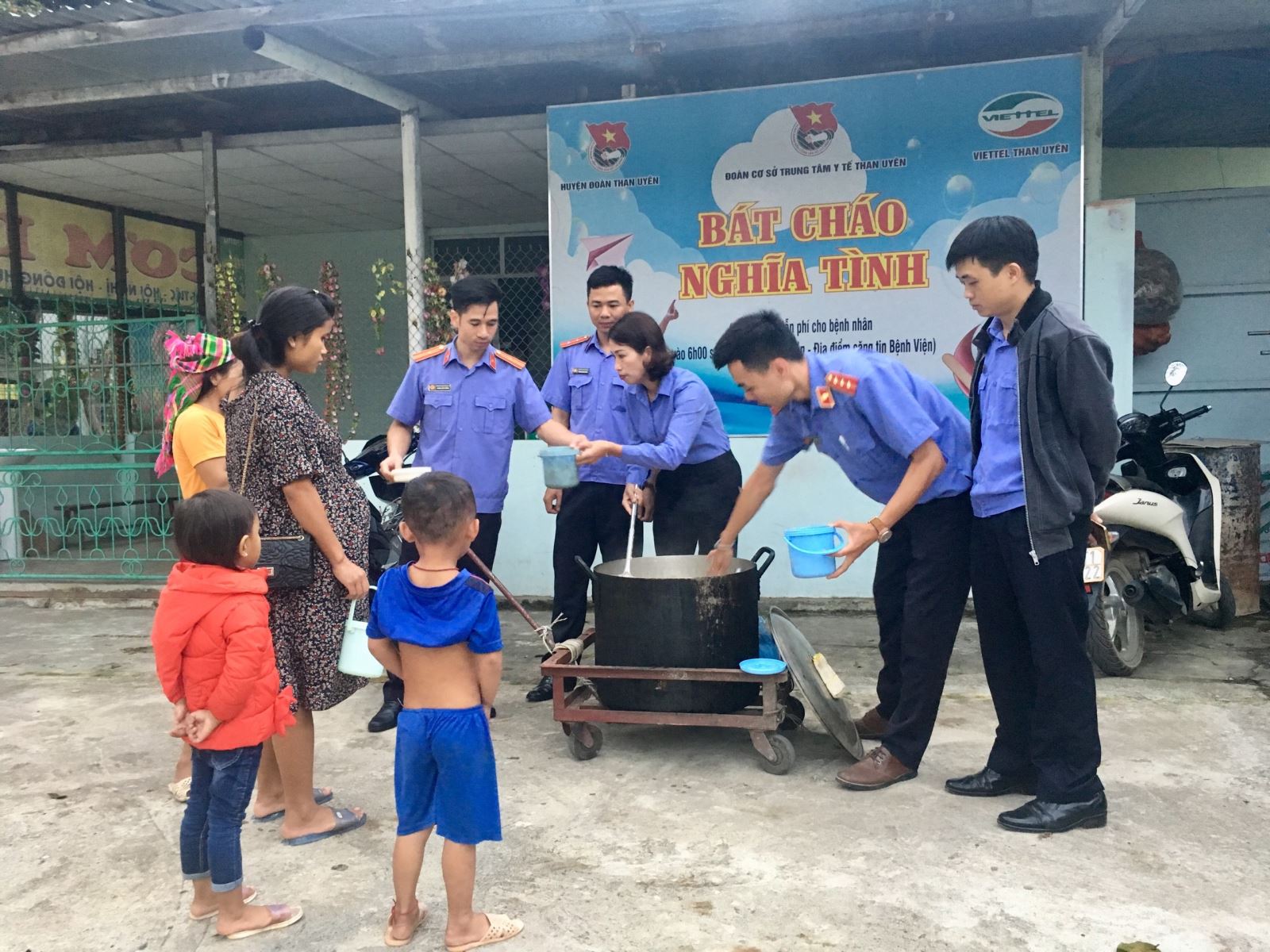 Công đoàn VKSND huyện Than Uyên tổ chức chương trình phát cháo miễn phí cho bệnh nhân tại Trung tâm y tế huyện Than Uyên