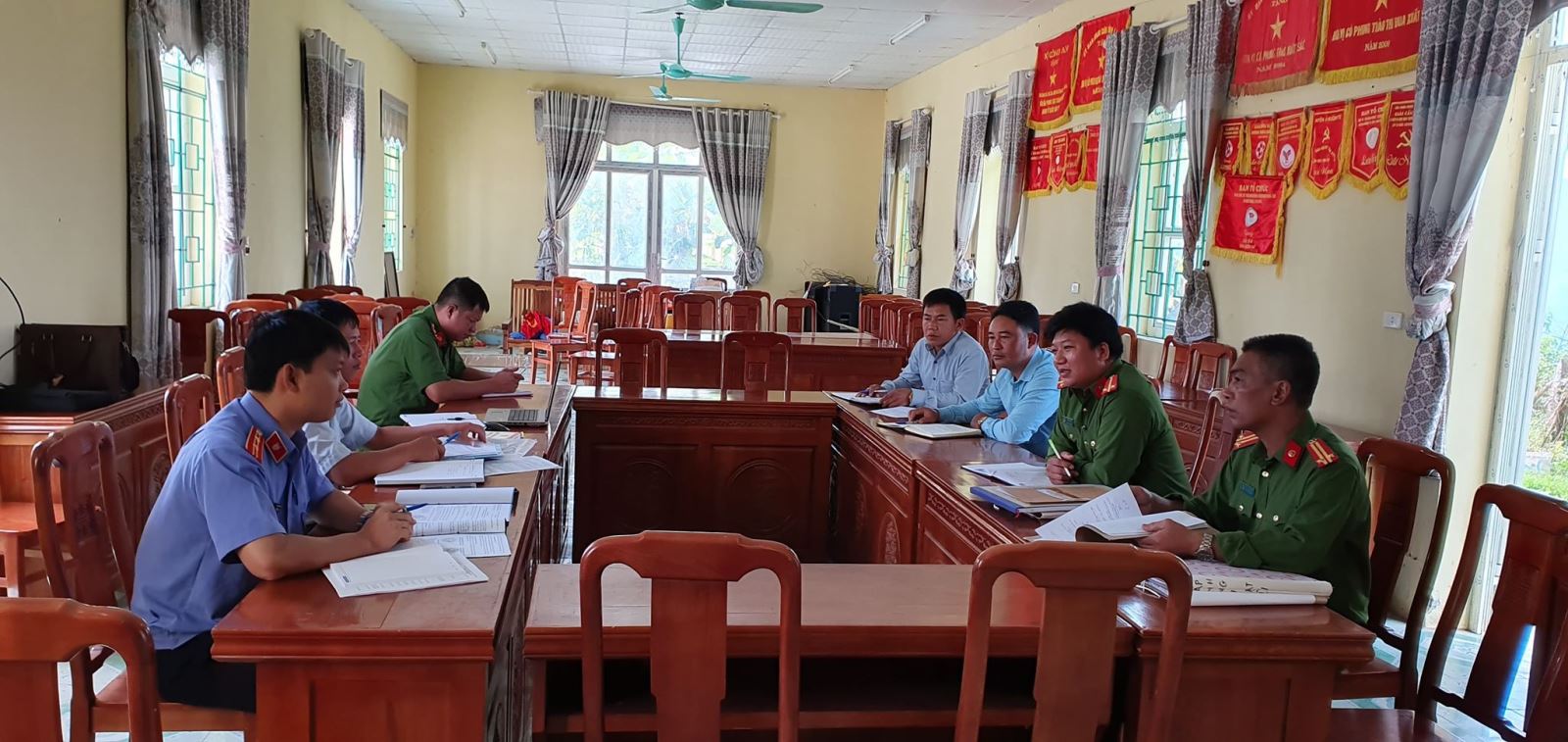 Viện kiểm sát nhân dân huyện Mường Tè tiến hành kiểm tra việc tiếp nhận giải quyết nguồn tin về tội phạm tại các xã trên địa bàn huyện