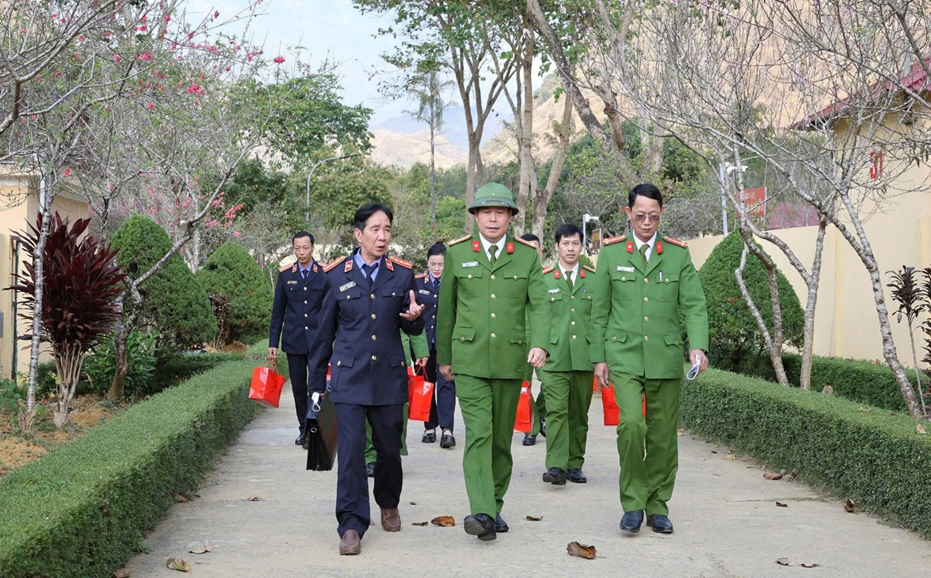 Viện kiểm sát nhân dân tỉnh Lai Châu thăm hỏi, tặng quà Tết cho người bị kết án tử hình