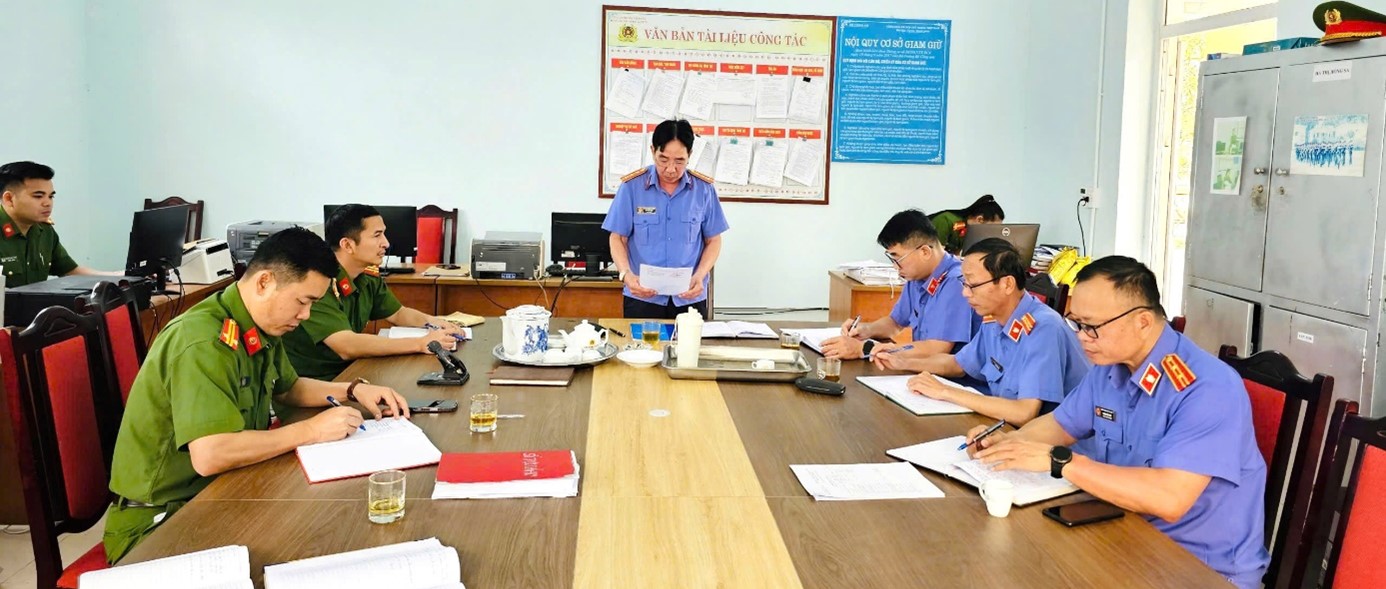 VKSND tỉnh Lai Châu trực tiếp kiểm sát đột xuất việc giam giữ và thực hiện chế độ đối với người bị tạm giữ, người bị tạm giam tại Phân trại tạm giam Tân Uyên