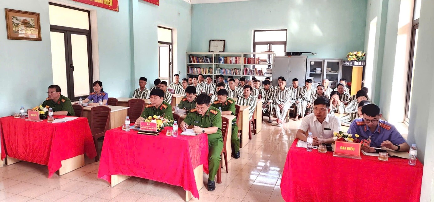 Viện kiểm sát nhân dân tỉnh Lai Châu kiểm sát việc tổ chức trao quyết định giảm thời hạn chấp hành án phạt tù đợt 30/4/2026.