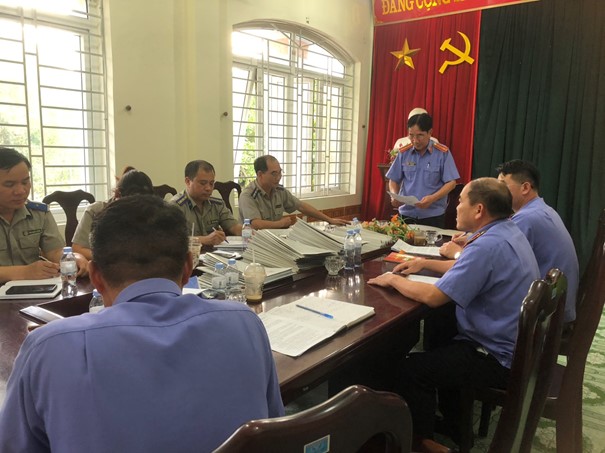 Phòng 8, VKSND tỉnh Lai Châu phối hợp với VKSND huyện Phong Thổ trực tiếp kiểm sát tại Chi cục Thi hành án dân sự huyện Phong Thổ, tỉnh Lai Châu