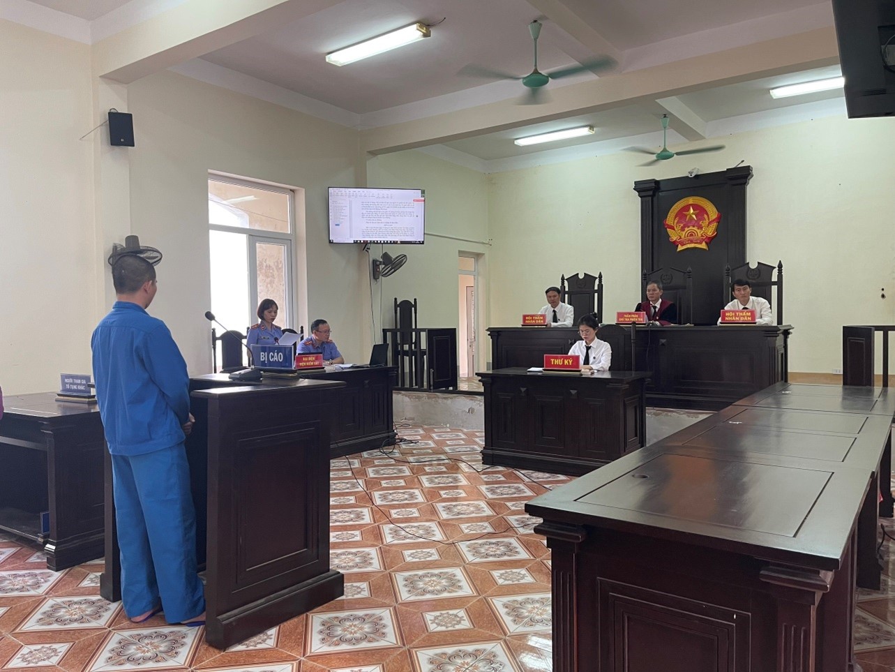 VKSND huyện Tam Đường phối hợp tổ chức xét xử 06 vụ án hình sự rút kinh nghiệm kết hợp với sử dụng trình chiếu hình ảnh tại phiên tòa