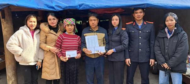 Nhân dịp tết Giáp Thìn, Công đoàn Viện kiểm sát nhân dân huyện Than Uyên thăm hỏi và tặng quà các cháu nhỏ có hoàn cảnh đặc biệt khó khăn và mắc bệnh hiểm nghèo