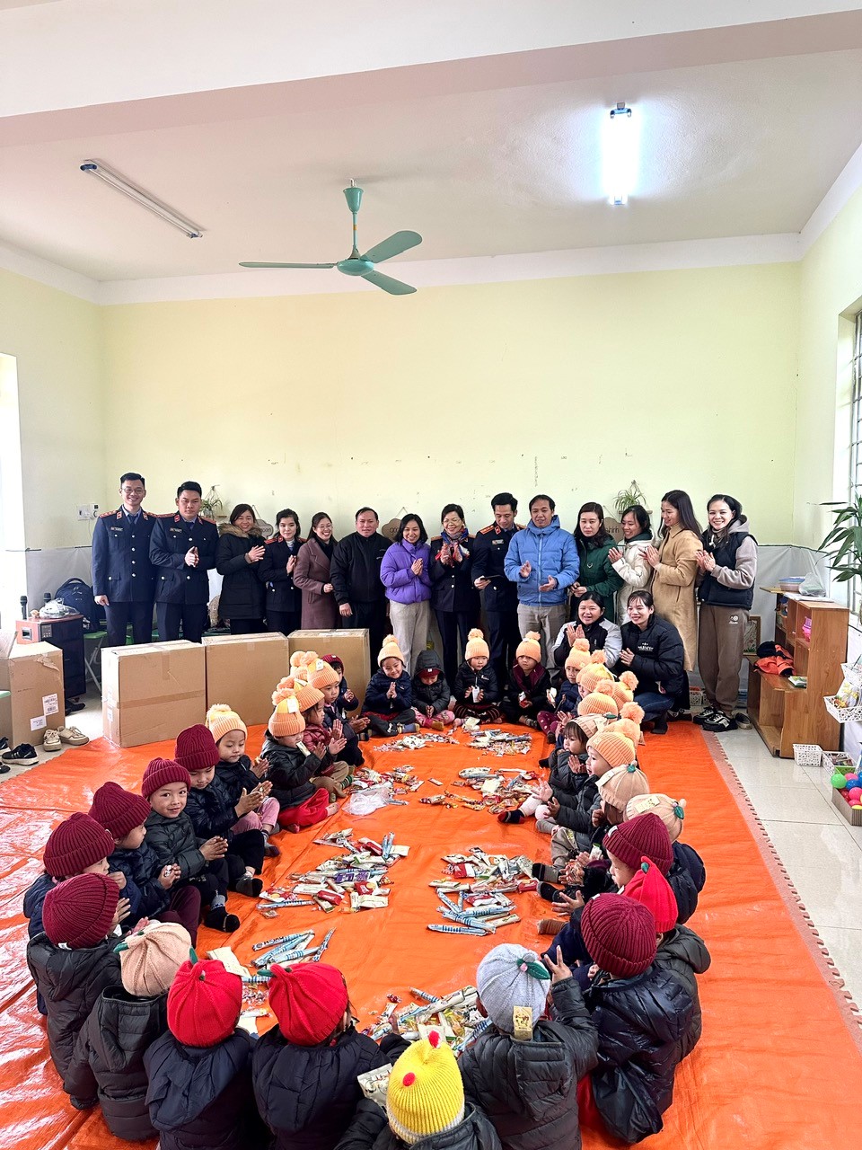 VKSND huyện Tân Uyên phối hợp, tổ chức trao tặng quà cho các cháu học sinh