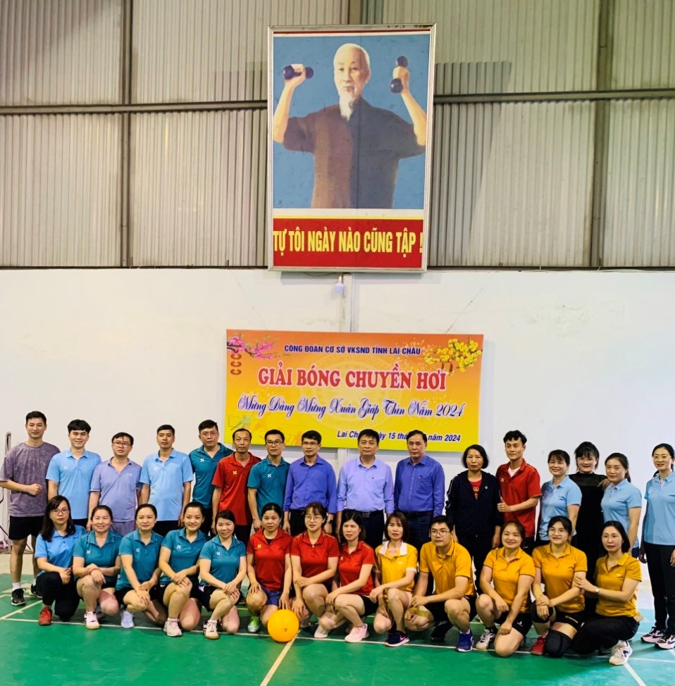 Công đoàn VKSND tỉnh Lai Châu tổ chức giải bóng chuyền hơi nam nữ.